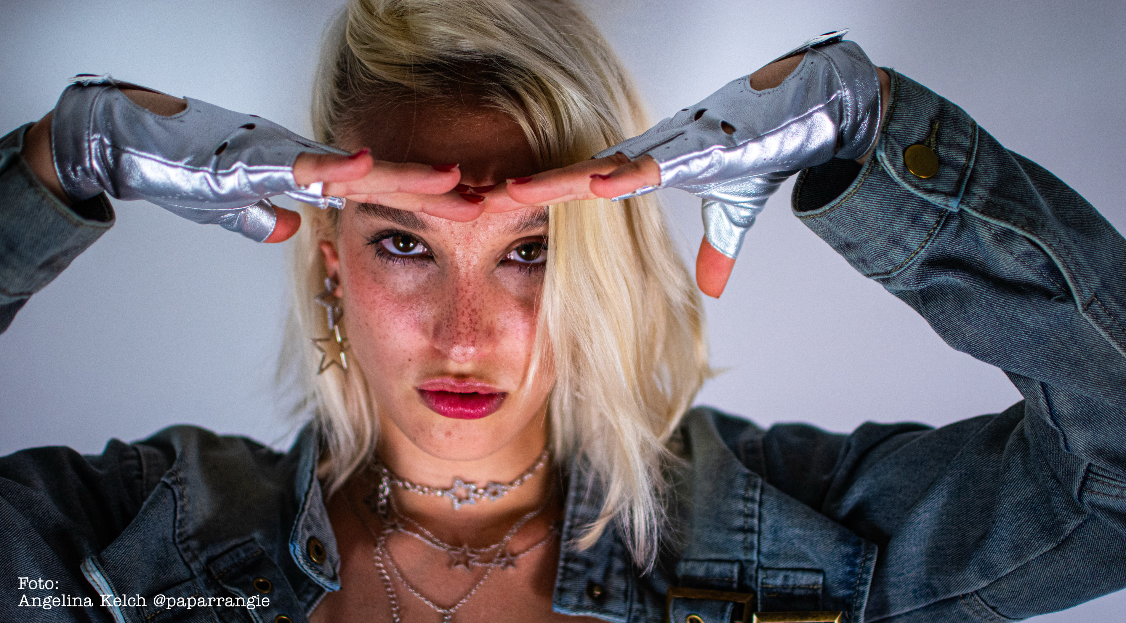 Portrait of Ina, Austrian singer-songwriter, with silver gloves (© Angelina Kelch)
